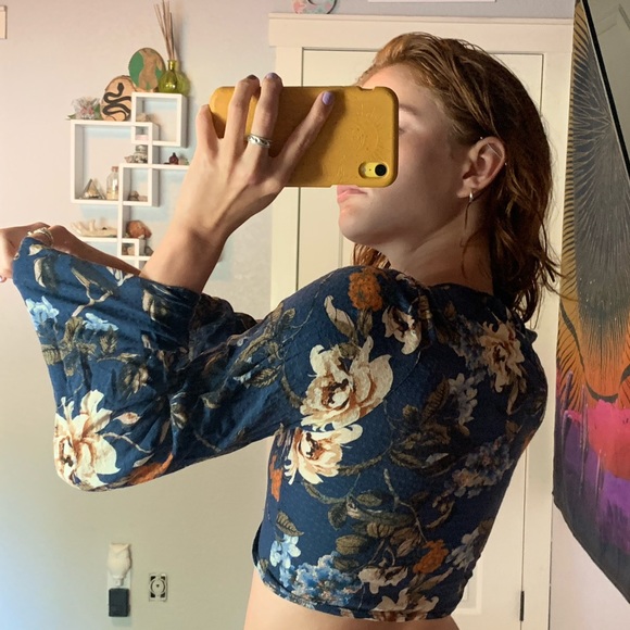 wrap top with flair sleeves - Picture 3 of 3